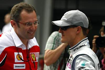 Domenicali beim freundlichen Plausch mit Schumi