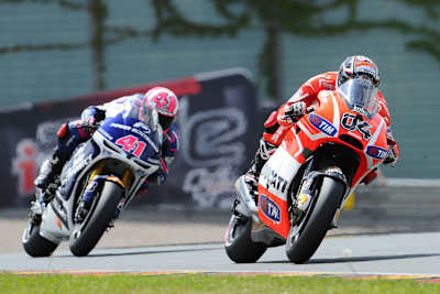 Andrea Dovizioso (4) wehrt sich gegen Aleix Espargaró (41)