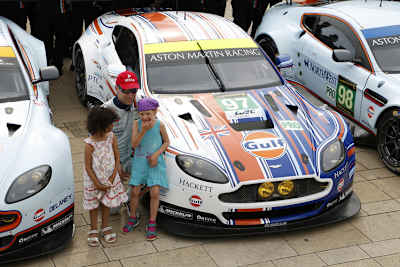 Stefan Mücke mit neu lackierten Aston und jungen Fans
