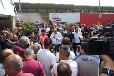 Dr. Costa (Mitte) bei seiner Eröffnungsrede