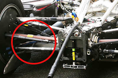 Durch das Rohr im Hintergrund werden die Abgase in den Diffusor geleitet