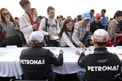 Ein Bild aus alten Tagen: Alle wollen zu Michael Schumacher