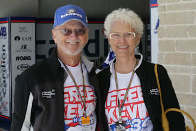 Eltern Jim und Shirley Schwantz mit den T-Shirts