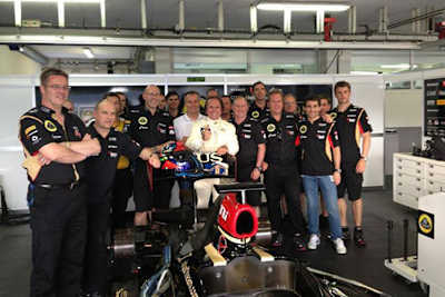 Emerson Fittipaldi: Erinnerungsbild mit der Lotus-Truppe vor seiner Testfahrt