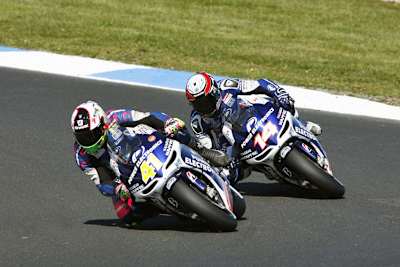 Kampf der Teamkollegen: Espargaró (41) und de Puniet (14)