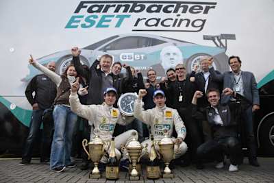 Das siegreiche Farnbacher ESET Racing Team in Assen