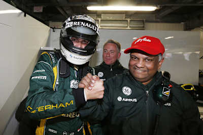Tony Fernandes (hier mit Giedo van der Garde) will endlich jubeln können