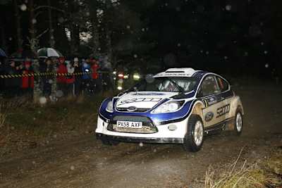 Der Fiesta S2000 als Vorausfahrzeug in Schottland