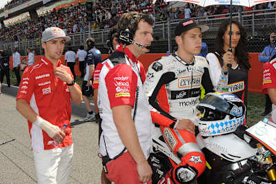 Barcelona-GP 2013: Folger (li.) am Startplatz mit Kumpel Schrötter