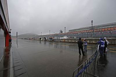Trostloses Wetter: Nebel und Regen in Motegi