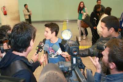 Gefragter Mann: Marc Márquez bei der Ankunft in Barcelona