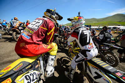 GP-Pilot Kevin Strijbos im Gespräch mit Suzuki-Kollege James Stewart