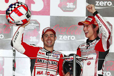 In Suzuka gewann Michael van der Mark (re.) als jüngster Fahrer aller Zeiten