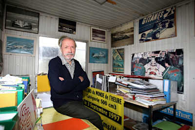 Henri Julien inmitten seiner Erinnerungen