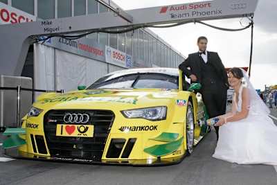 Hochzeitsfoto vor dem Rockenfeller-Auto