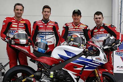 Andrews (Zweiter von links) mit seinen Teamkollegen