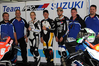 Kevin Schwantz (Mitte) besucht IDM-Team
