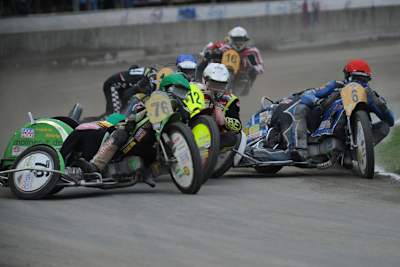 Hundsrucker (76) attackiert aussen Brandhofer (6)