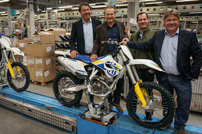 Die KTM-Chefetage mit der ersten Husqvarna aus Mattighofen: Stefan Pierer, Hubert Trunkenpolz, Viktor Sigl und Harald Plöckinger (v. li.)