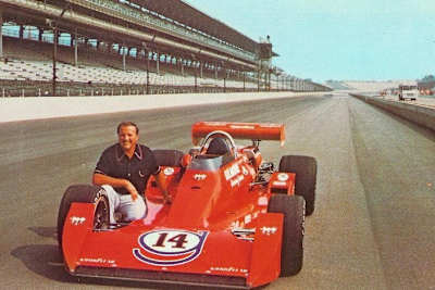 A.J. Foyt und sein Indy-Siegerwagen von 1977