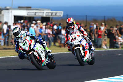 Jonathan Rea (65) rauft mit Rookie Jules Cluzel um die Plätze