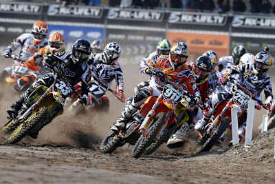 Jordi Tixier (911) beim Sprint in die erste Kurve