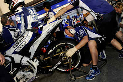 Jorge Lorenzo wird ausgerüstet