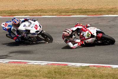 Die Entscheidung in Brands Hatch: Byrne stürzt, Brookes gewinnt