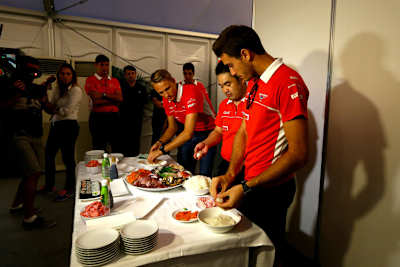Kein einfaches Unterfangen: Das Marussia-Duo Jules Bianchi und Max Chilton übte sich im Sushi-Rollen