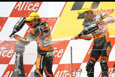 Mika Kallio und Hiroshi Aoyama auf dem Sachsenring-Podium 2007