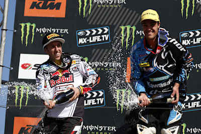 Kein Grund für böses Blut: Gautier Paulin (re.) und Tony Cairoli feiern gemeinsam