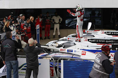 Kleiner Mann ganz gross: McNish im Ziel