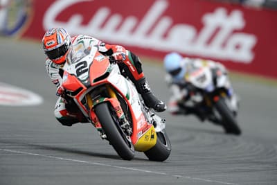 Auch Leon Haslam (im Hintergrund) wurde von Camier aufgeschnupft