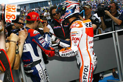 Lorenzo zeigt Márquez den Zeigefinger!