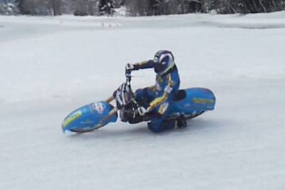 Luca Bauer (14) beim Eisspeedway-Training