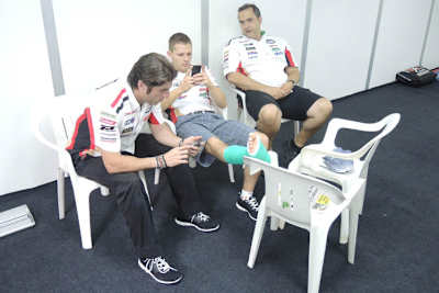 Am Samstag nach dem Crash: Oscar Haro, Stefan Bradl und Beefy Bourguignon im LCR-Office