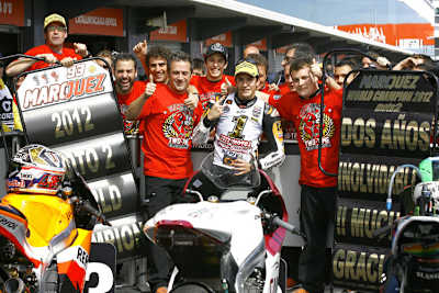 Márquez feiert mit seinem Team den Moto2-Titel