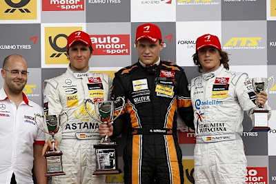 Podium nach Rennen zwei.