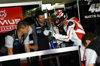 Martin Bauer gibt in der Box die Erfahrungen von der Strecke weiter