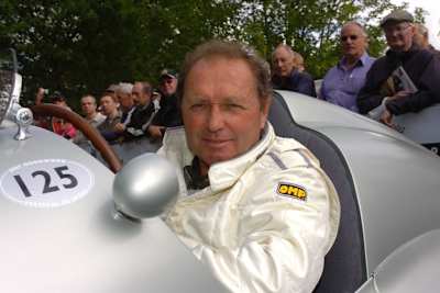 Heute noch oft am Steuer alter Renner zu sehen: Jochen Mass