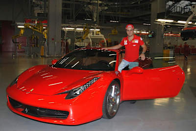 Felipe Massa mit einem Dienstwagen