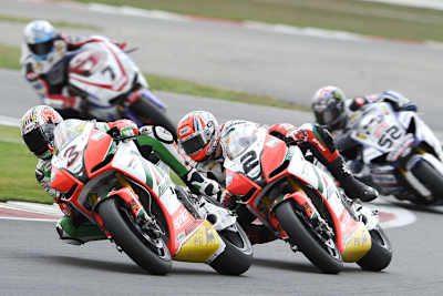 Max Biaggi (3) in Bedrängnis durch seinen Teamkollegen Camier (2)