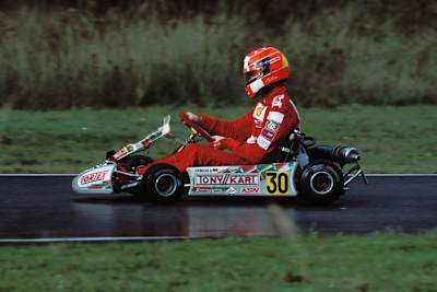 Berühmter Fahrschüler: Rekord-Weltmeister Michael Schumacher klemmte sich auch zu Formel-1-Zeiten gerne in Kerpen hinters Steuer