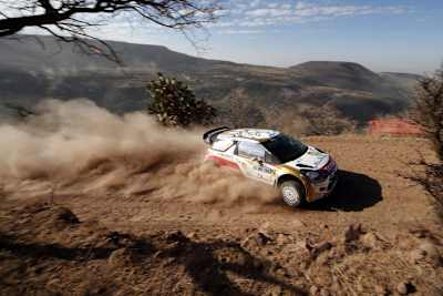 Mikko Hirvonen und Jarmo Lehtinen in der fahrenden Sauna