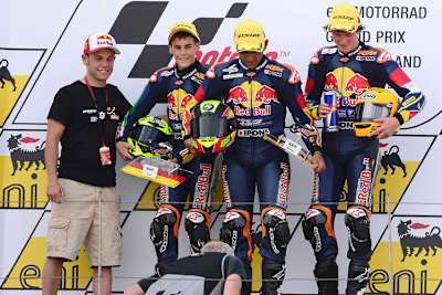 Sandro Corteste übergibt die Pokale an die Red Bull Rookies