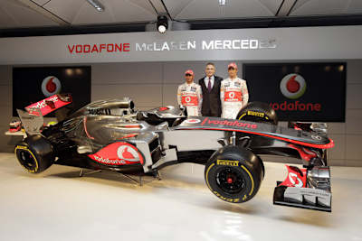 Hamilton und Button samt Chef mit dem neuen MP4-27 