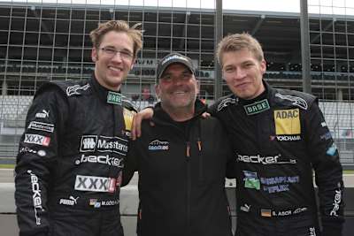 V.l.: Maxi Götz, Teamchef Harald Böttner, Sebastian Asch