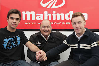 Mufaddal Choonia mit den Fahrern Miguel Oliveira (li.) und Efrén Vázquez (re.)