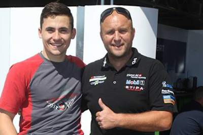 Teamchef Fred Corminboeuf (re.) verhilft Robin Mulhauser zum GP-Debüt