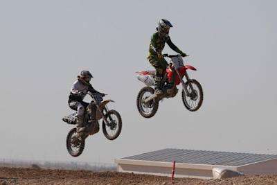 MX in der Wüste: Nur das Flutlicht fehlte noch